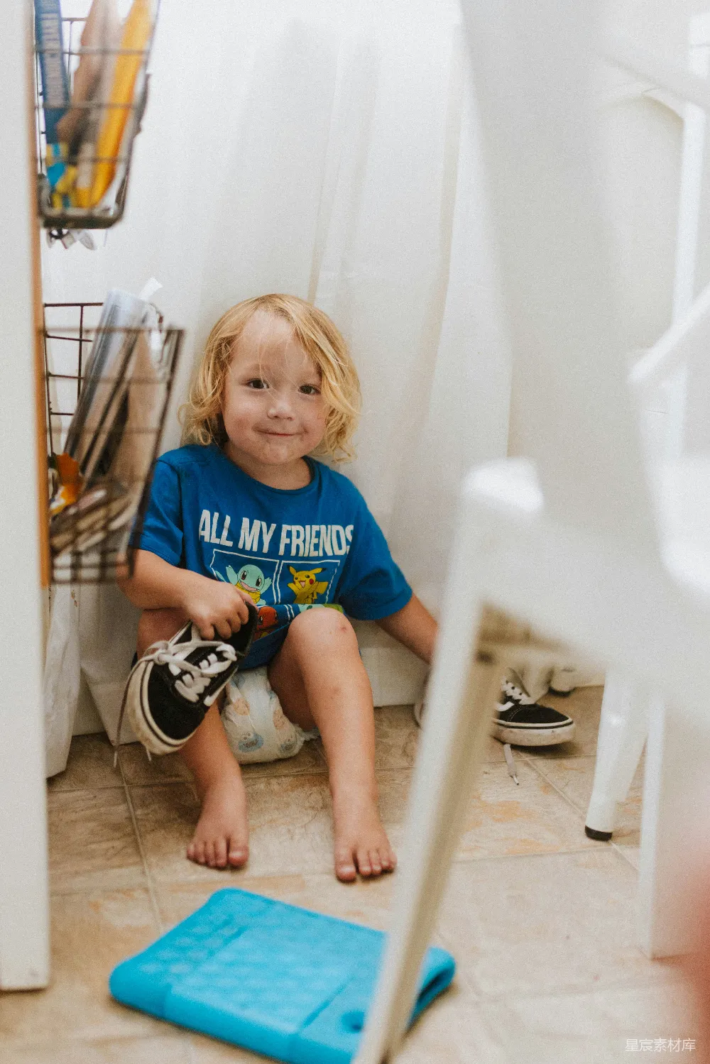 高清摄影 一个孩子坐在椅子上