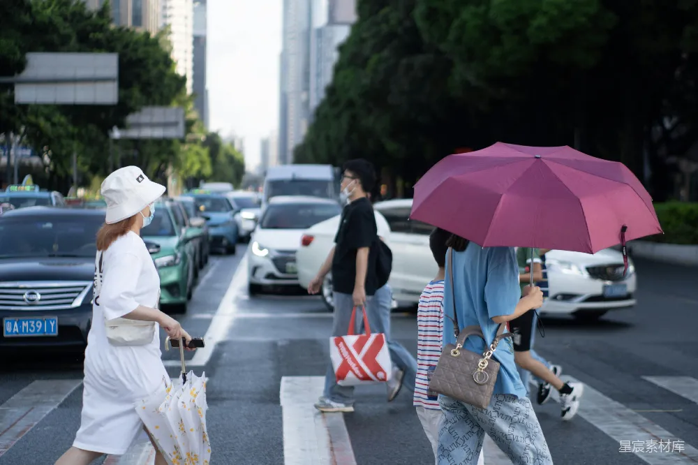 高清摄影 一个行人拿着雨伞走在人行道上