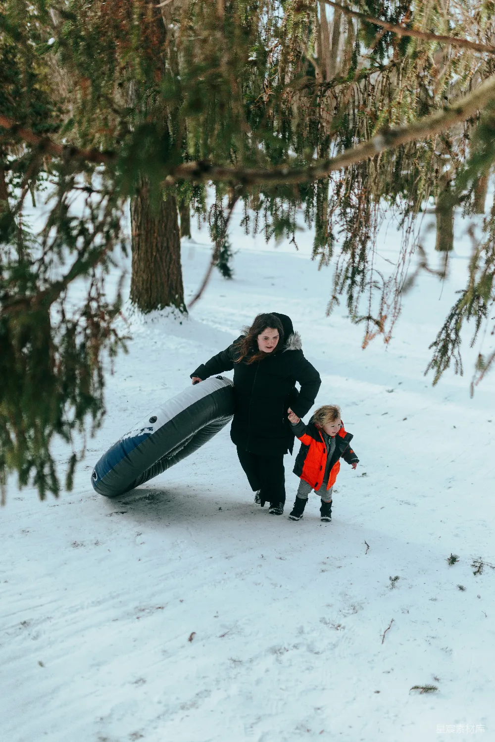 高清摄影 人物 一位妇女和一个孩子在雪地里行走