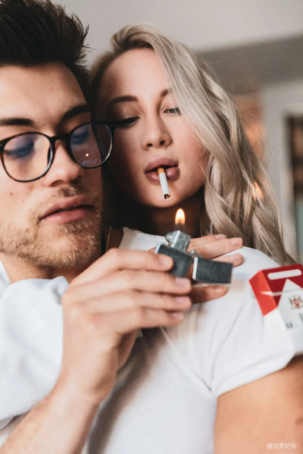 高清摄影 人物 白衬衫男子手持黑色智能手机
