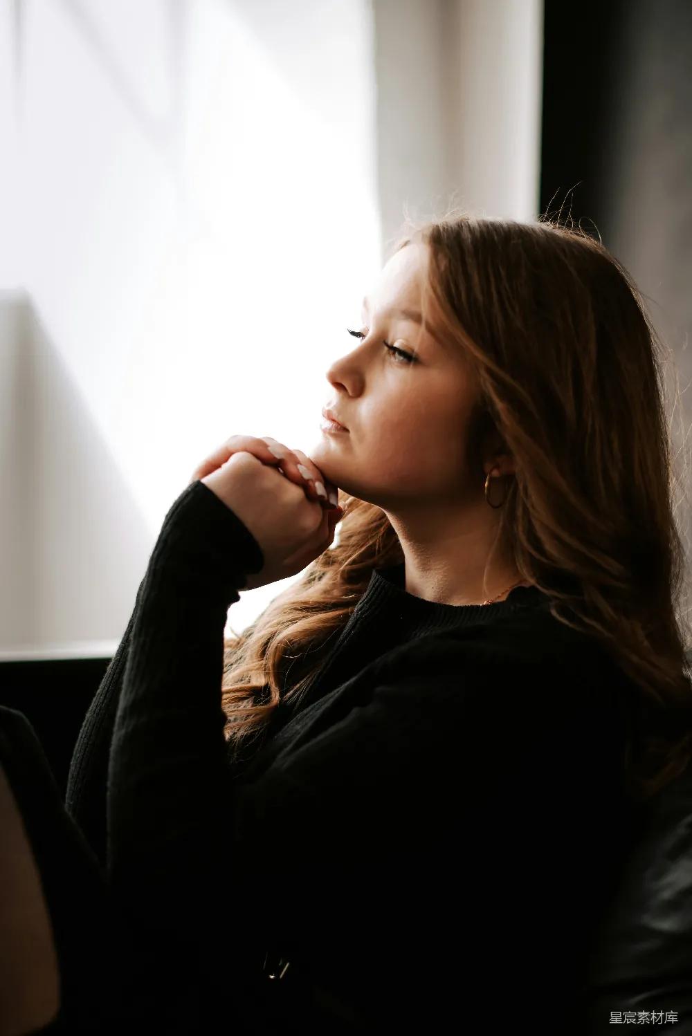 高清摄影 人物 一个女人坐在椅子上，眼睛闭着。