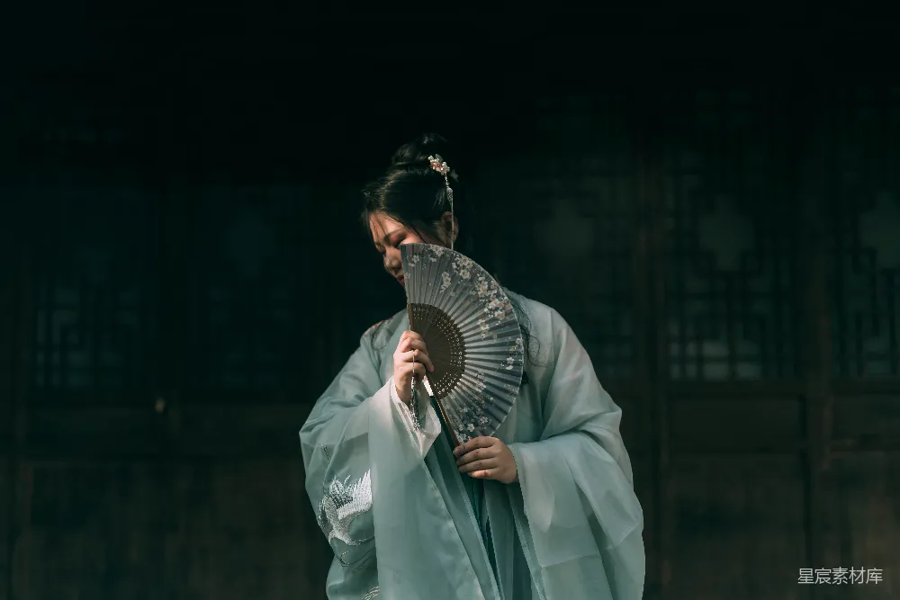 高清摄影 人物 女士用手扇遮住脸颊