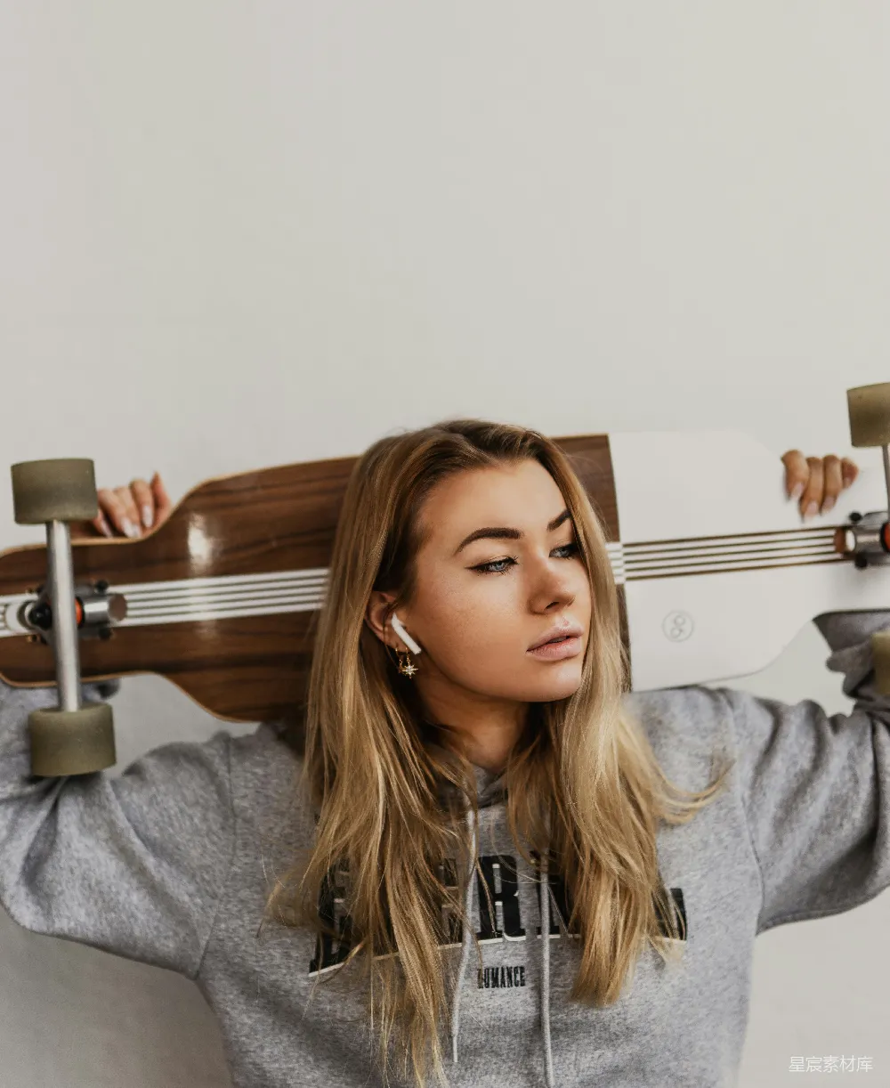 高清摄影 人物 灰 hoodie 穿着的女人坐在床上
