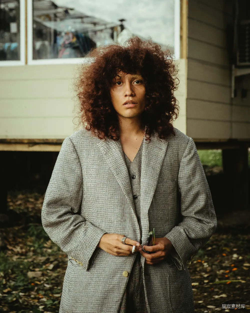 高清摄影 人物 一头 curly 头发的女子站在房子前面