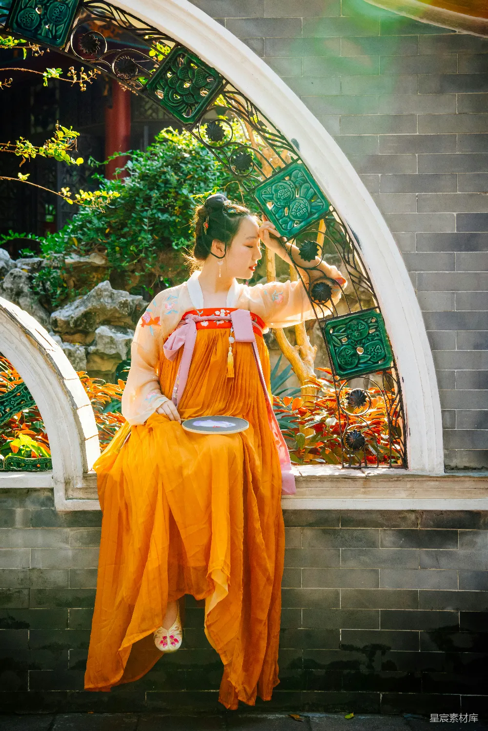 高清摄影 人物 女人坐在女旁边。