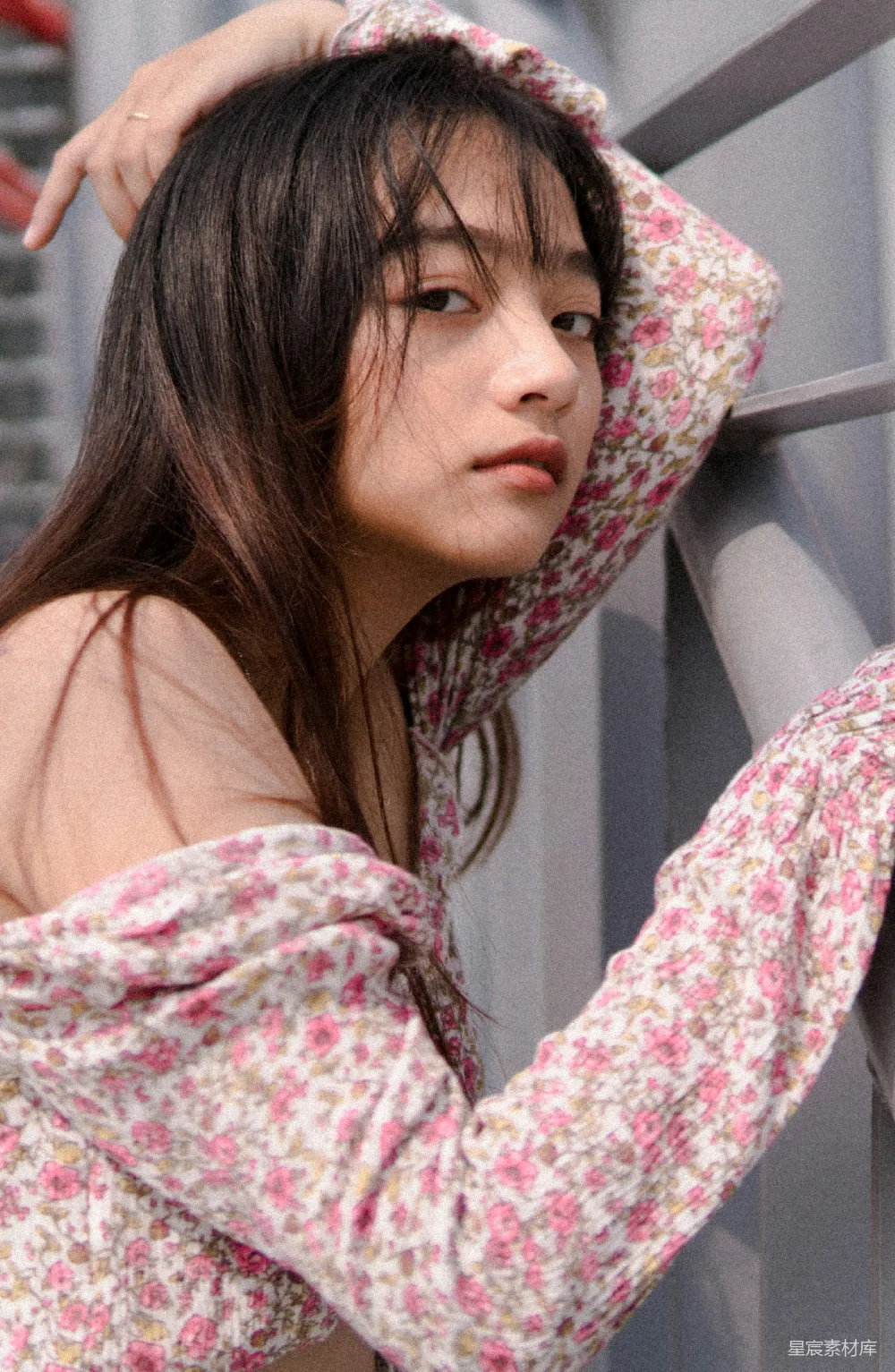 高清摄影 人物 女性白色和粉色 floral 上衣