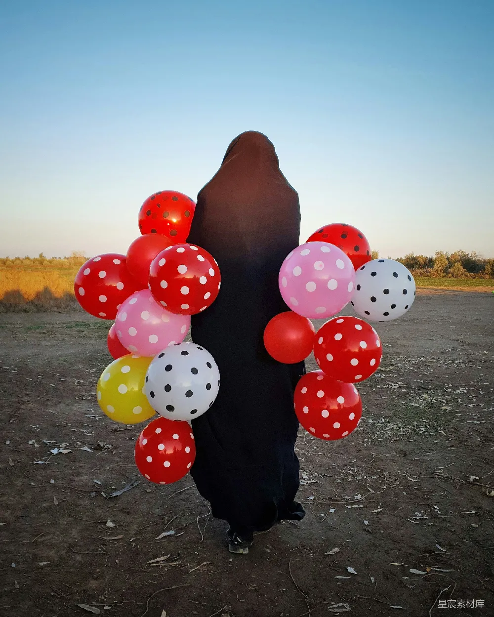 高清摄影 人物 手持红白格子 balloons 的人
