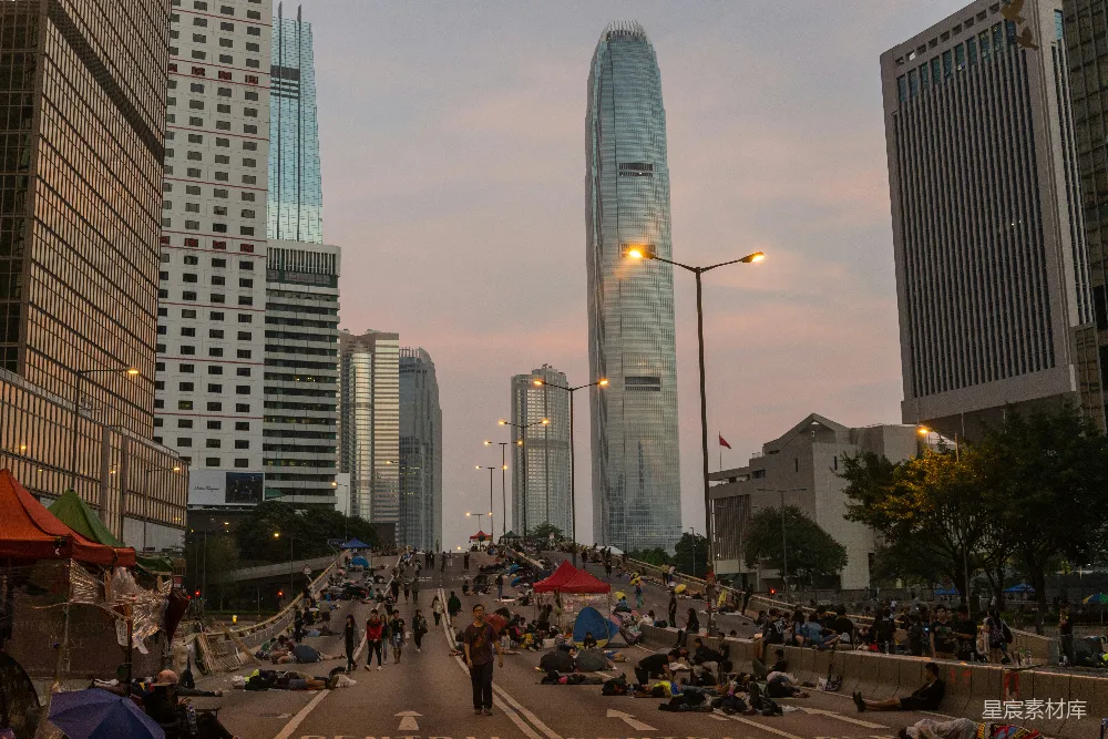 高清摄影  路旁高-rise建筑附近的行人