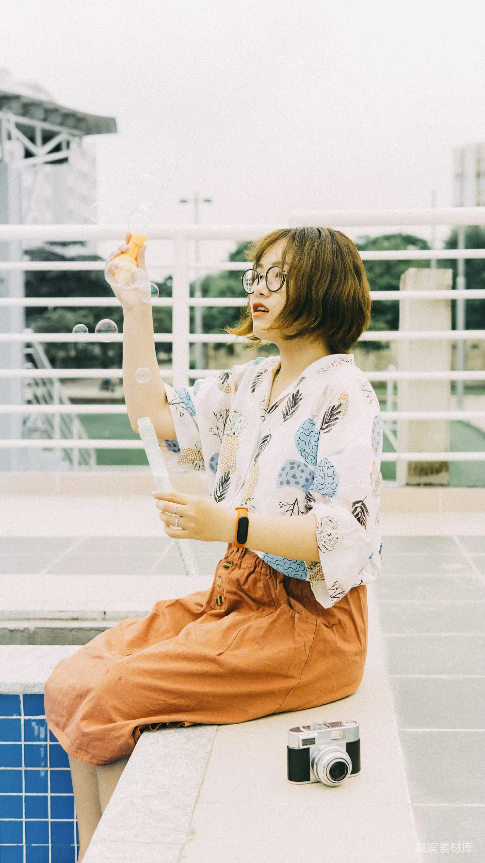 高清摄影 人物 白底蓝花长袖白衬衫和橙色短裙的女人