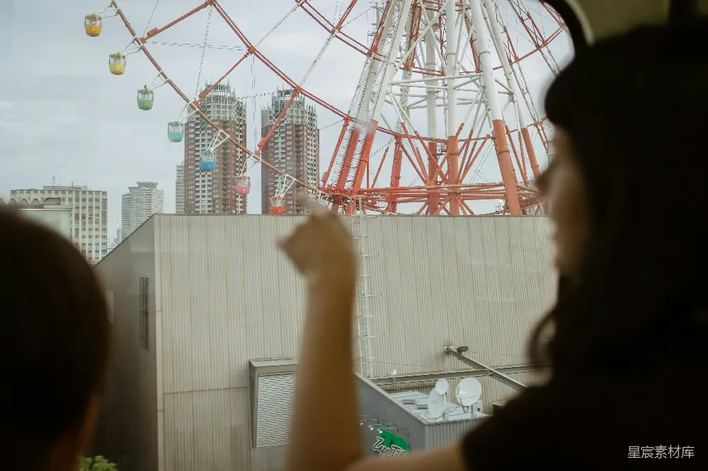 高清摄影 聚焦摄影中的人在 Ferris  Wheel 前面