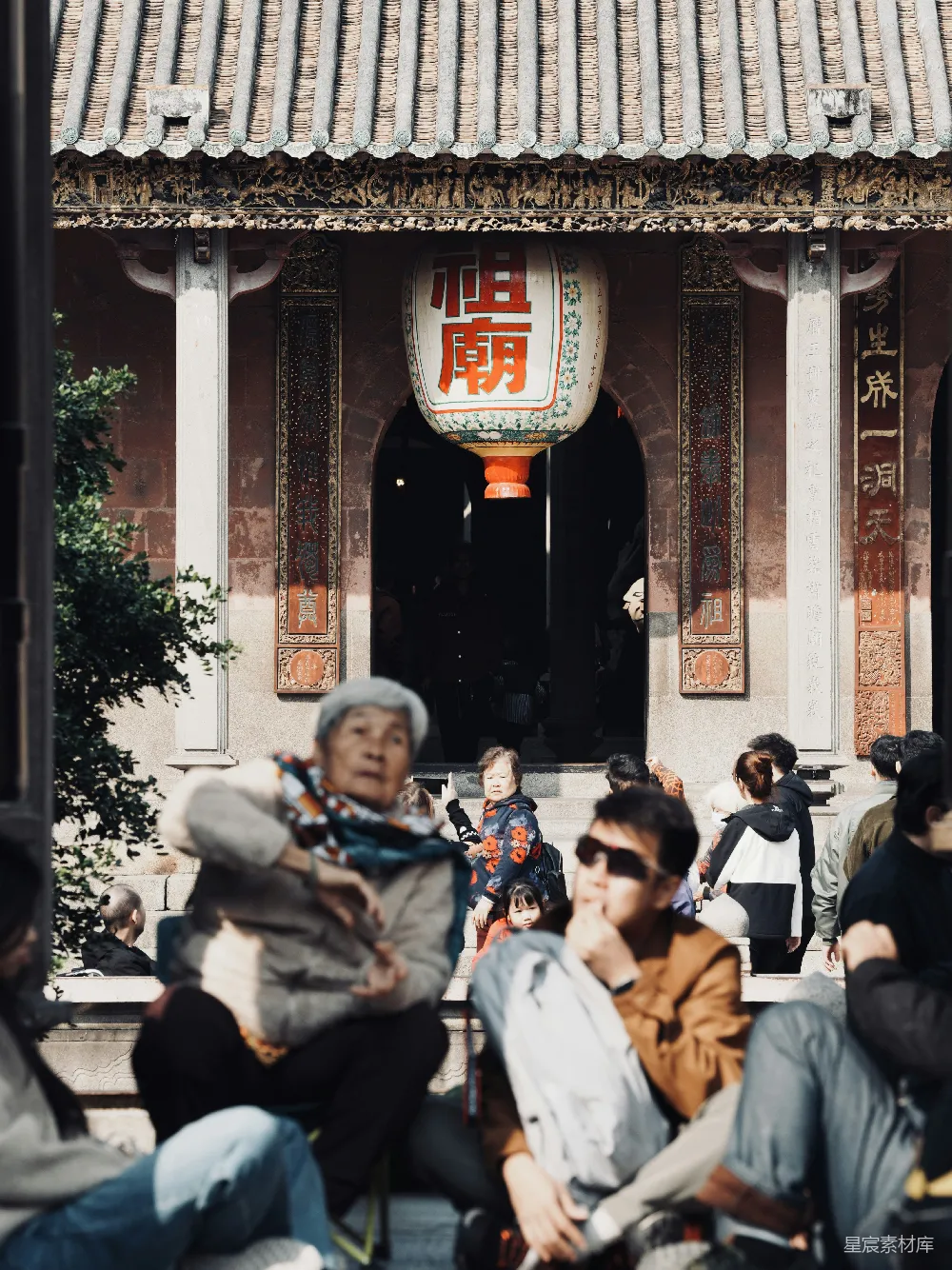 高清摄影 人物 一群人坐在建筑物前