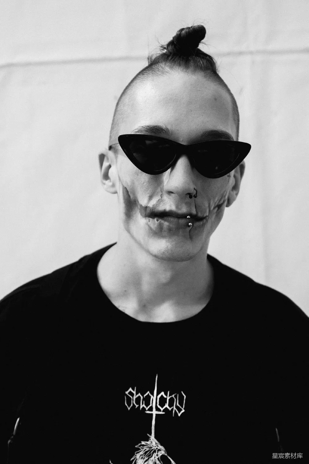 高清摄影 人物 戴着太阳镜的男人的黑白人像摄影