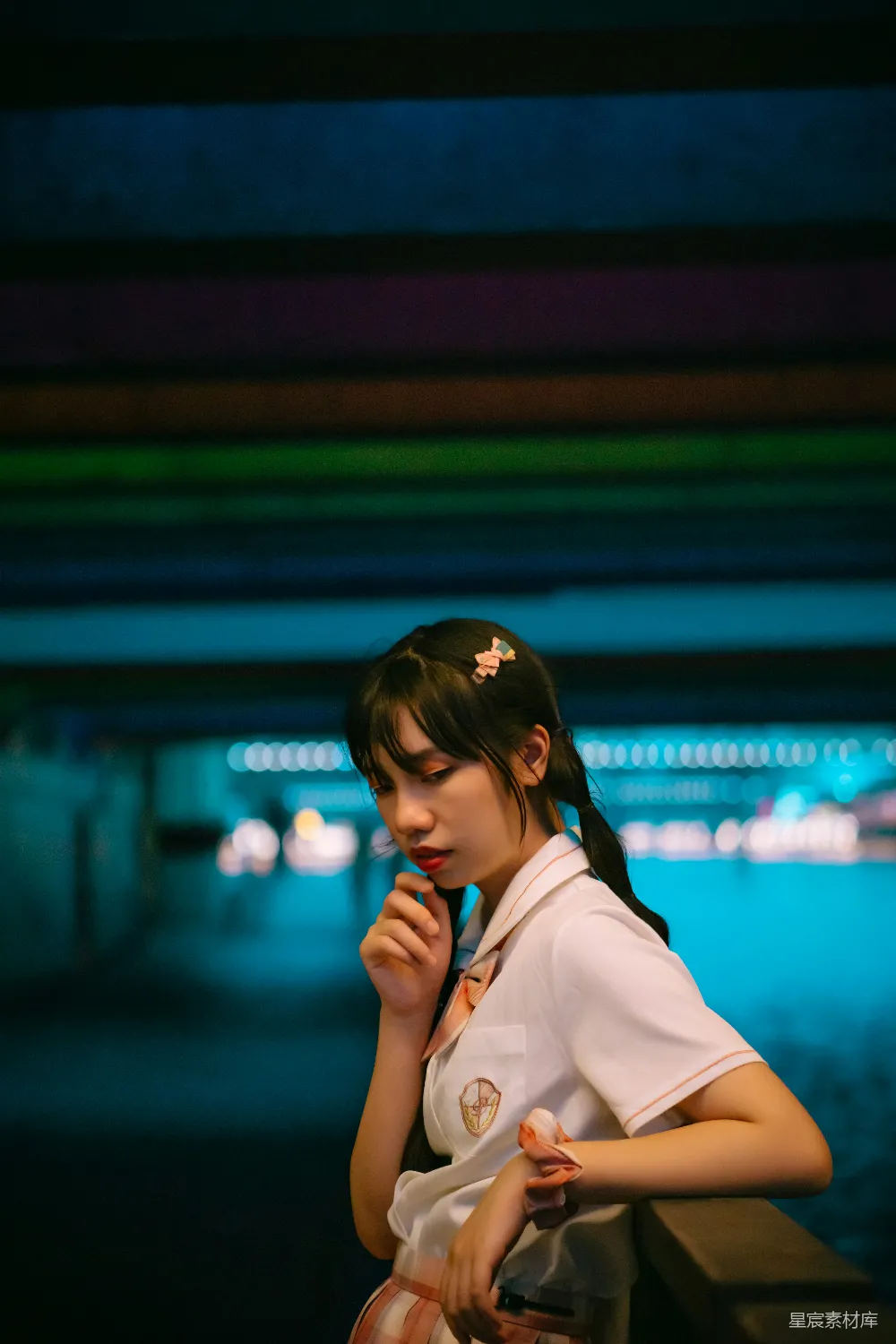 高清摄影 人物 白色上衣的女孩正在拿着手机