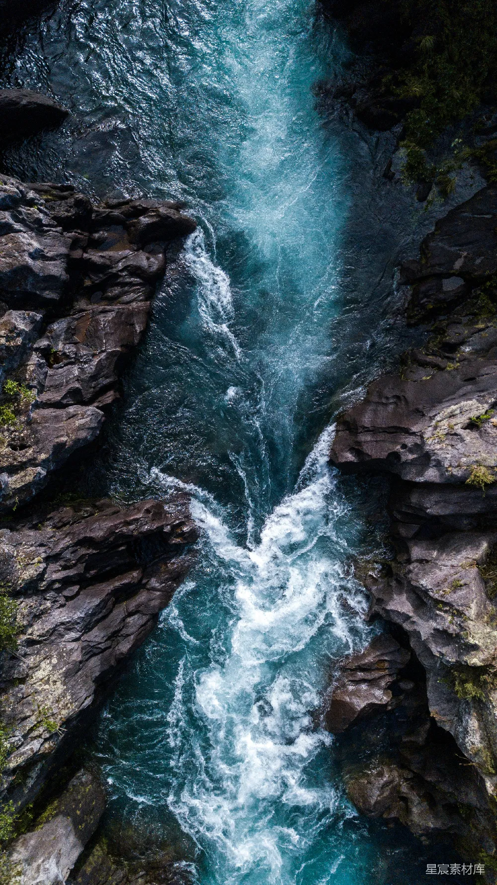 高清摄影 水落在岩石山上