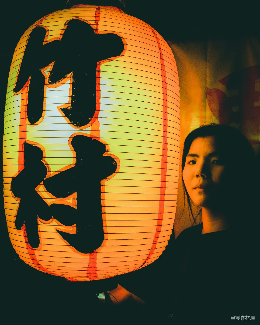 高清摄影 人物 黑色长袖圆领衫的男士