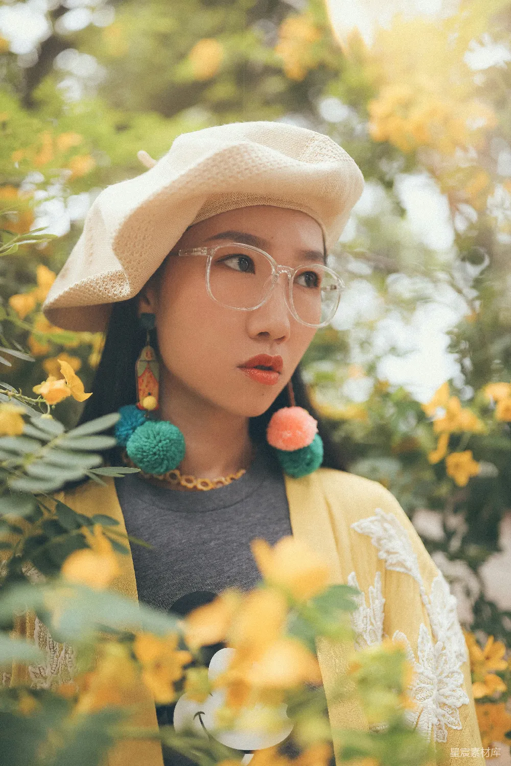 高清摄影 聚焦于侧脸凝视左侧的女人的照片，周围环绕着黄色花瓣的花朵。