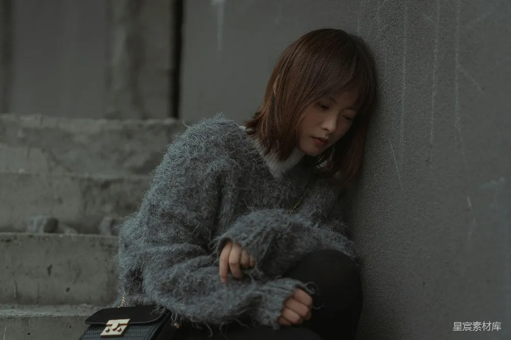 高清摄影 人物 灰毛衣的女人坐在灰色的混凝土长凳上