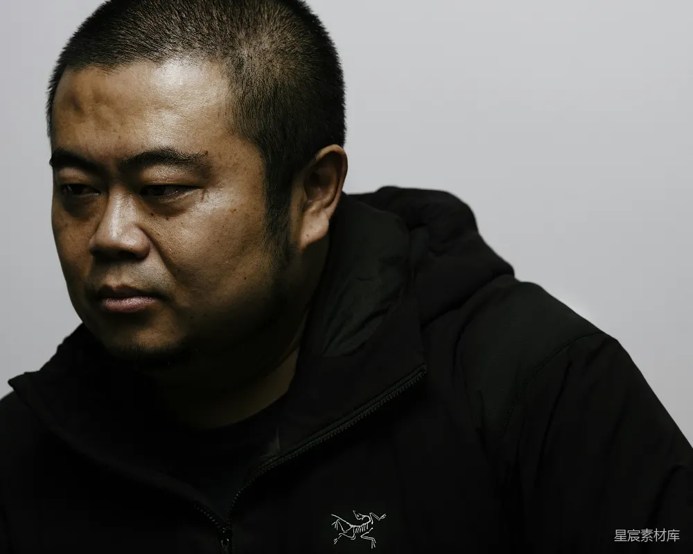 高清摄影 一个身穿黑色风衣的人盯着镜头看。