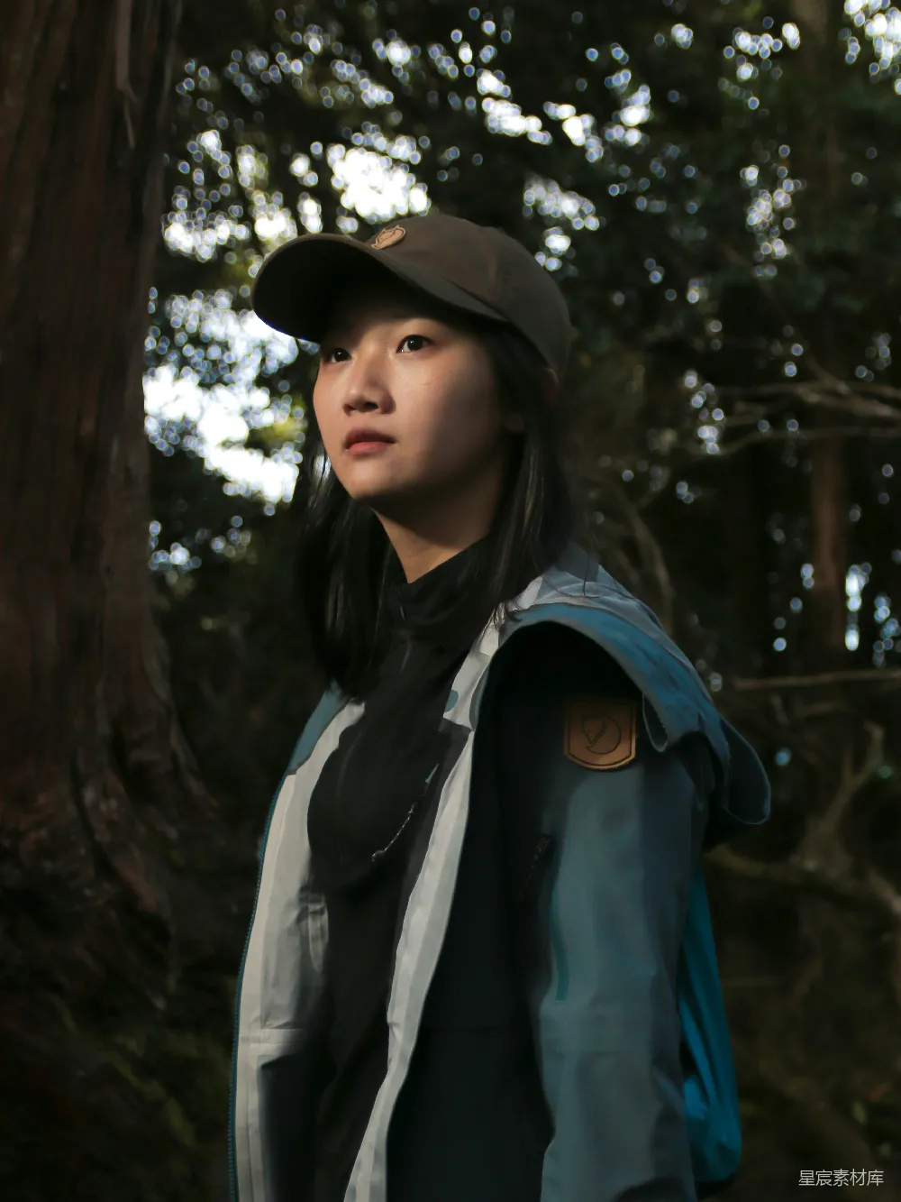 高清摄影 人物 一个女人站在树前，戴着帽子