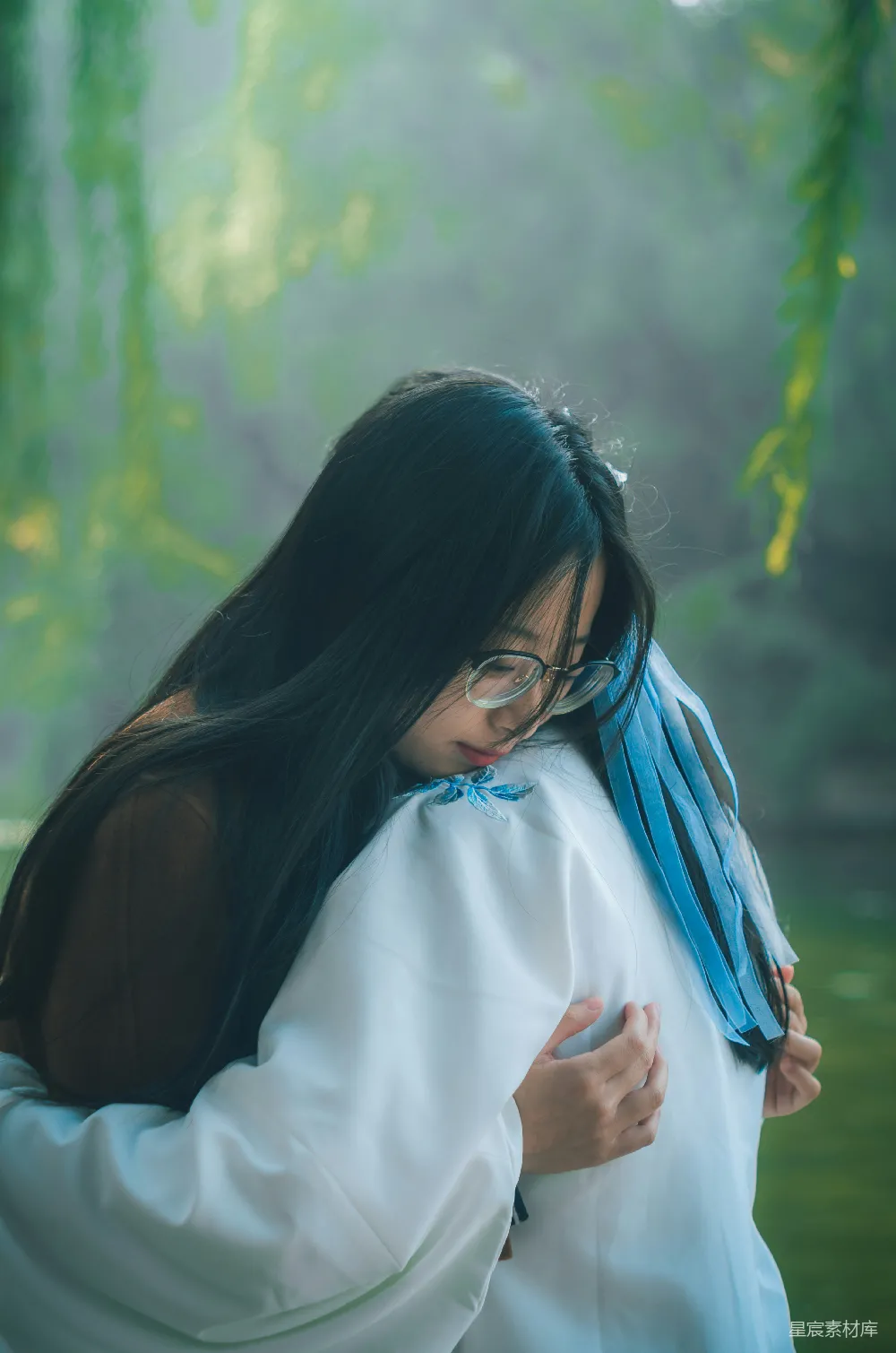 高清摄影 人物 白天两位妇女拥抱