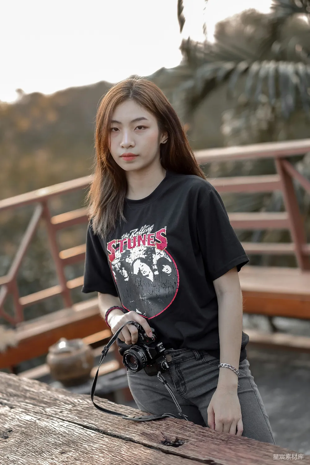 高清摄影 手持DSLR相机的女人站在木制平台上