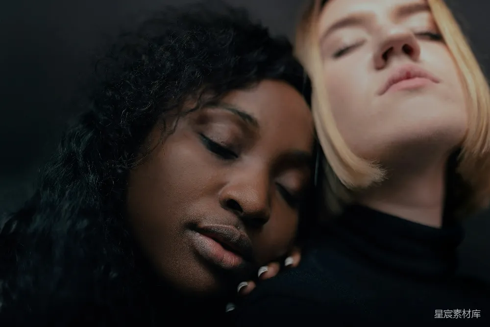 高清摄影 人物 闭着眼睛的人和另一个女人