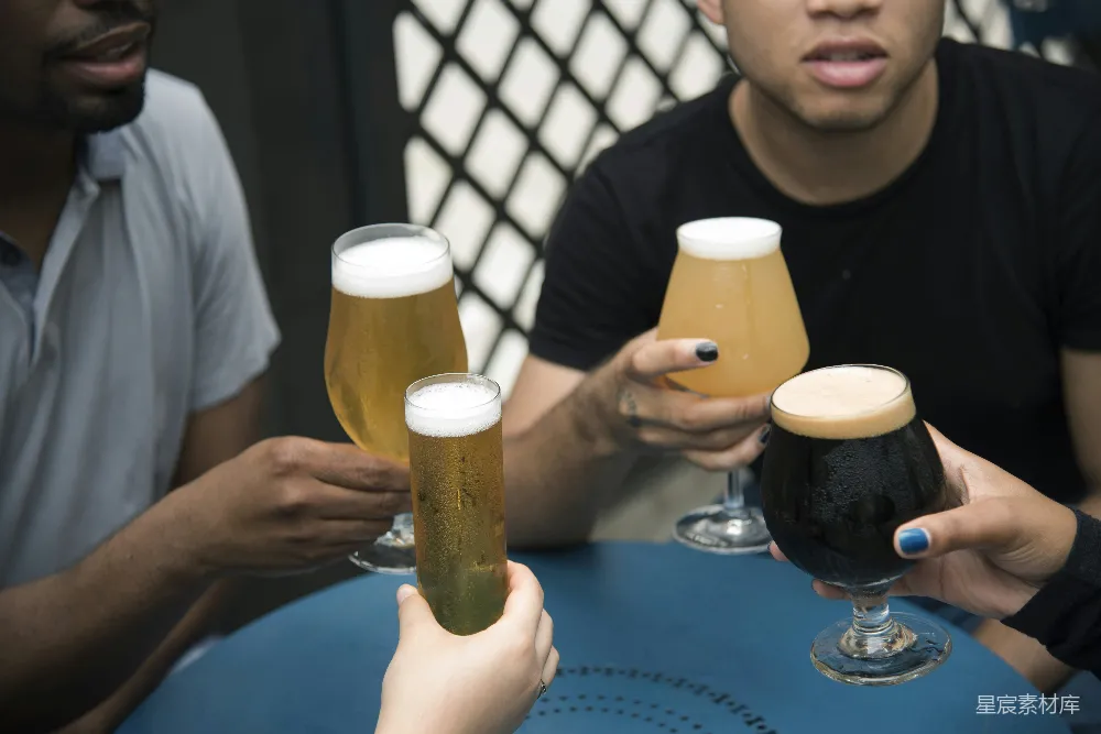 高清摄影  四人举着玻璃酒杯