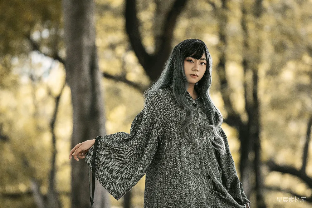 高清摄影 人物 灰衣女子站在树木旁白天 daytime