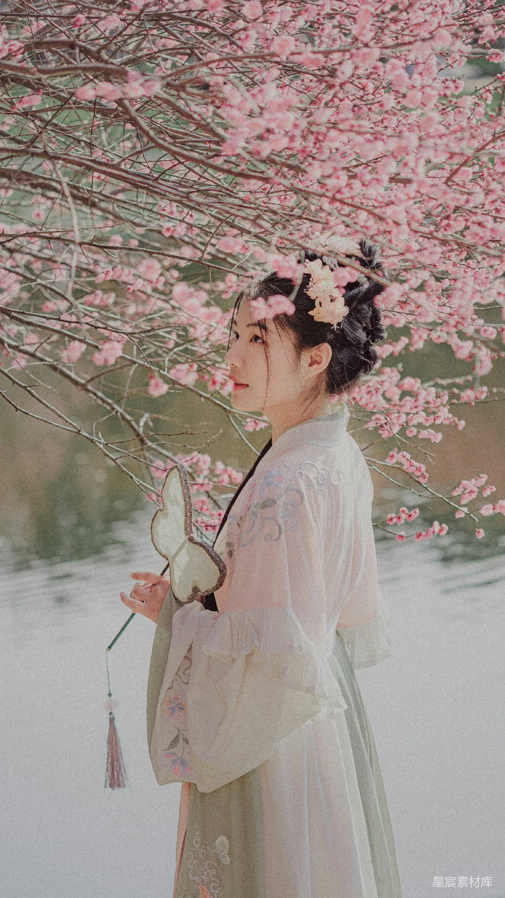 高清摄影 人物 白色长裙女子树下粉色花朵