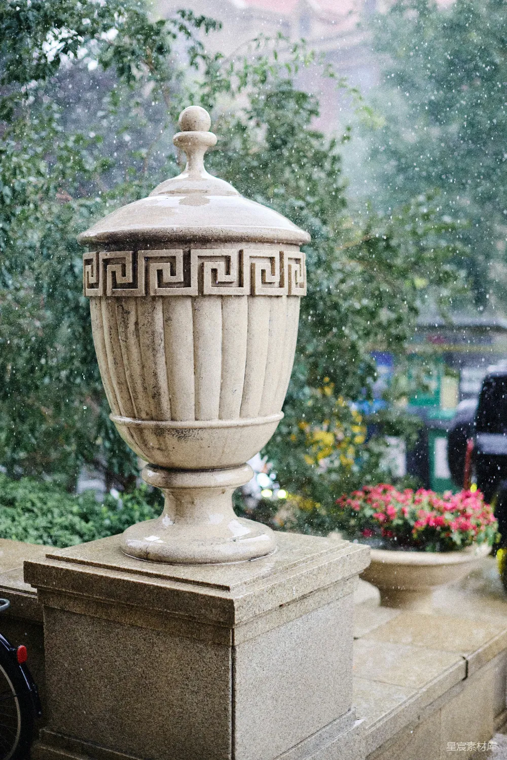 高清摄影 一只白花瓶放在水泥柱子上