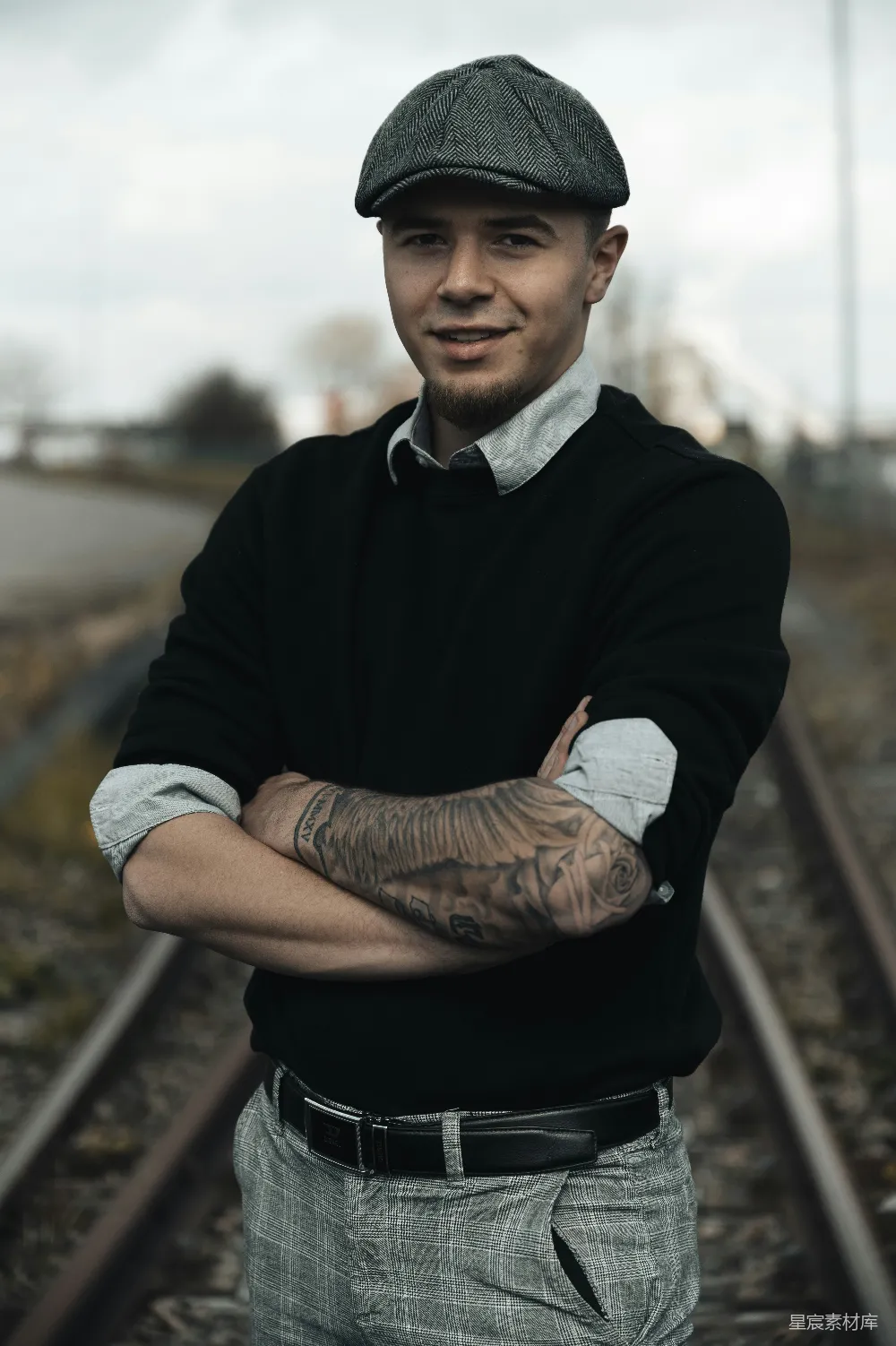 高清摄影 人物 一个男人双手交叉站在铁轨前