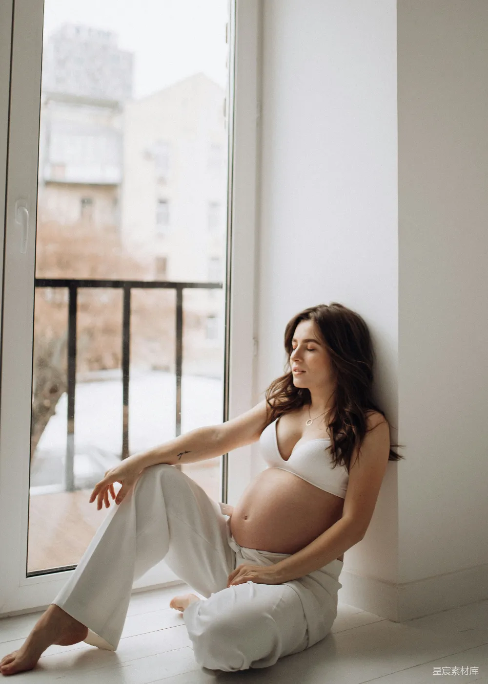 高清摄影 人物 一个女人坐在窗台上