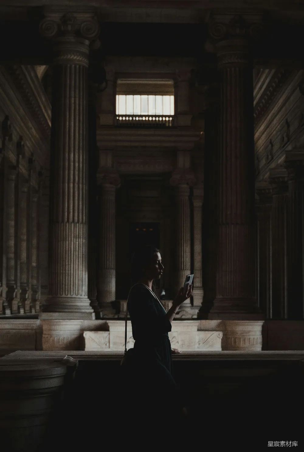 高清摄影 一个男人正在演奏乐器