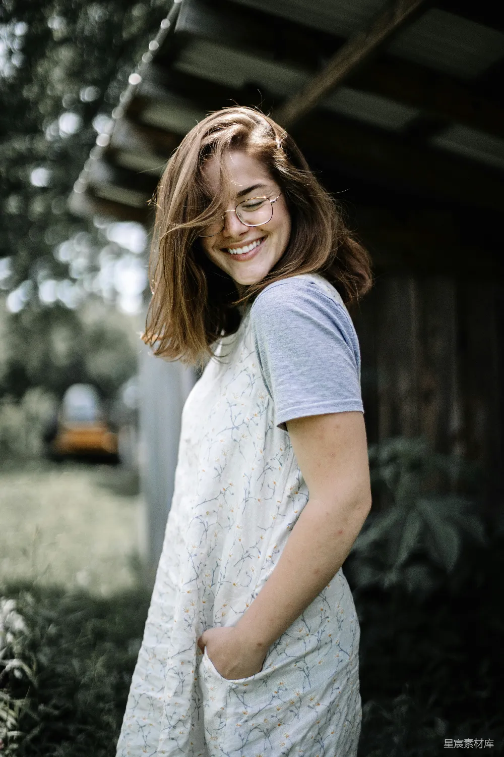 高清摄影  妇女站在房子附近