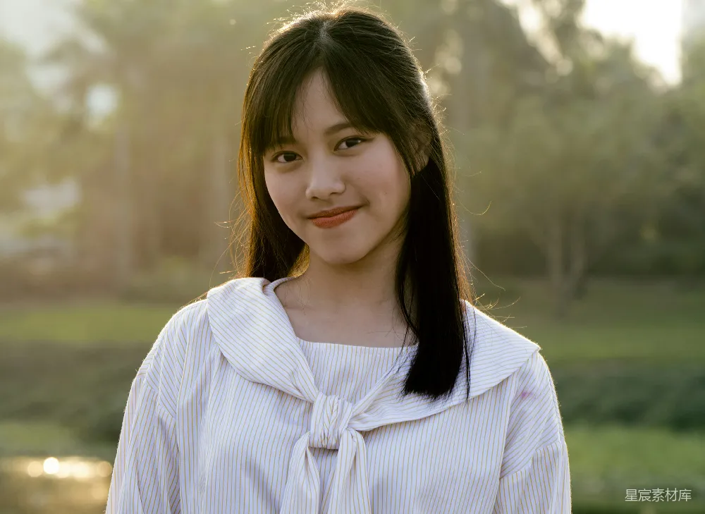 高清摄影  白色条纹上衣的女人