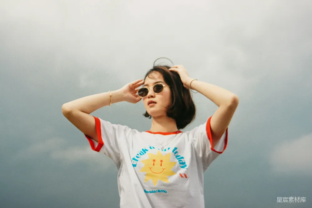 高清摄影 人物 白上衣红圆领衫的女人戴着黑色太阳镜