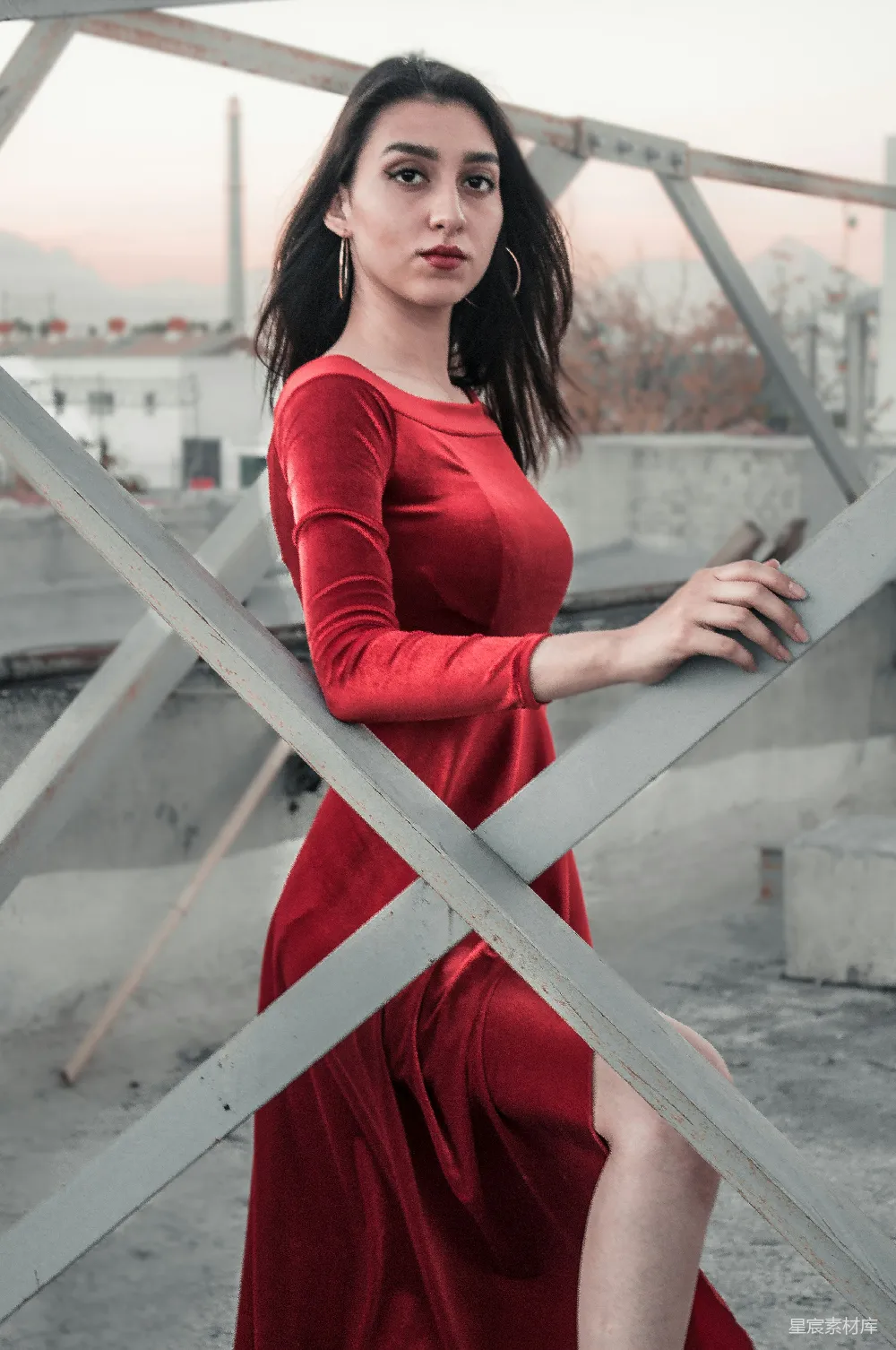 高清摄影  女性站在金属栅栏附近