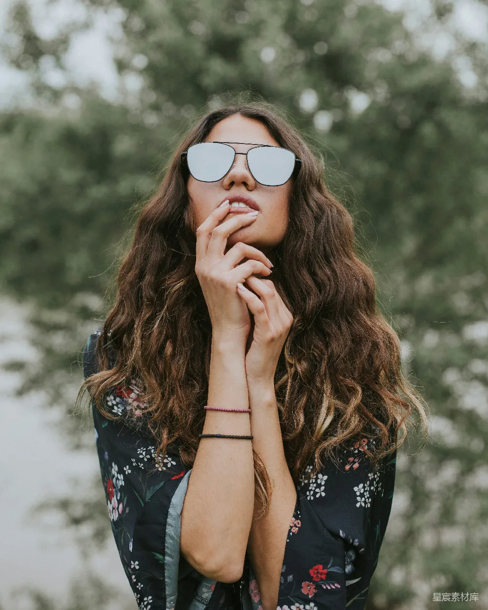 高清摄影  戴着太阳镜的女人的侧 portrait 照片