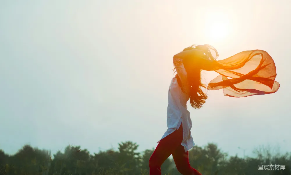 高清摄影  夕阳下妇女梳头发