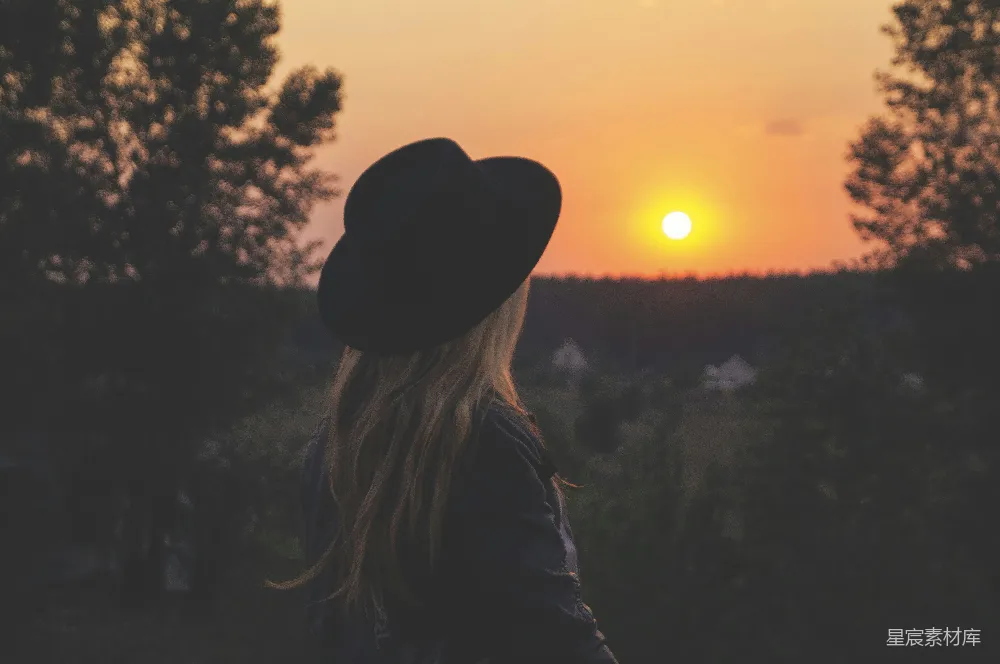 高清摄影  黑帽女子凝视夕阳