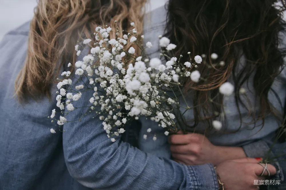 高清摄影  灰衫女手持白花
