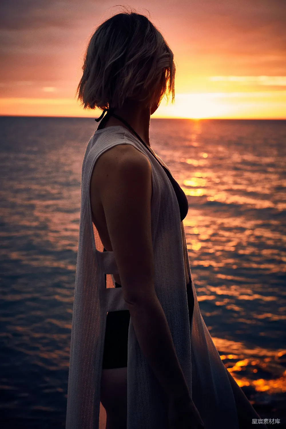 高清摄影 侧坐的女人在夕阳下