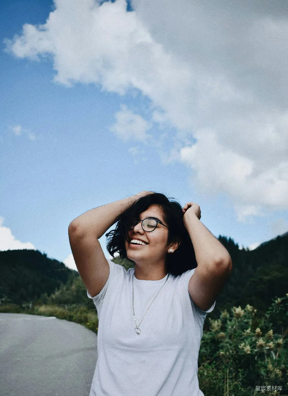 高清摄影 人物 白色连帽女式T恤戴着黑色太阳镜的女性