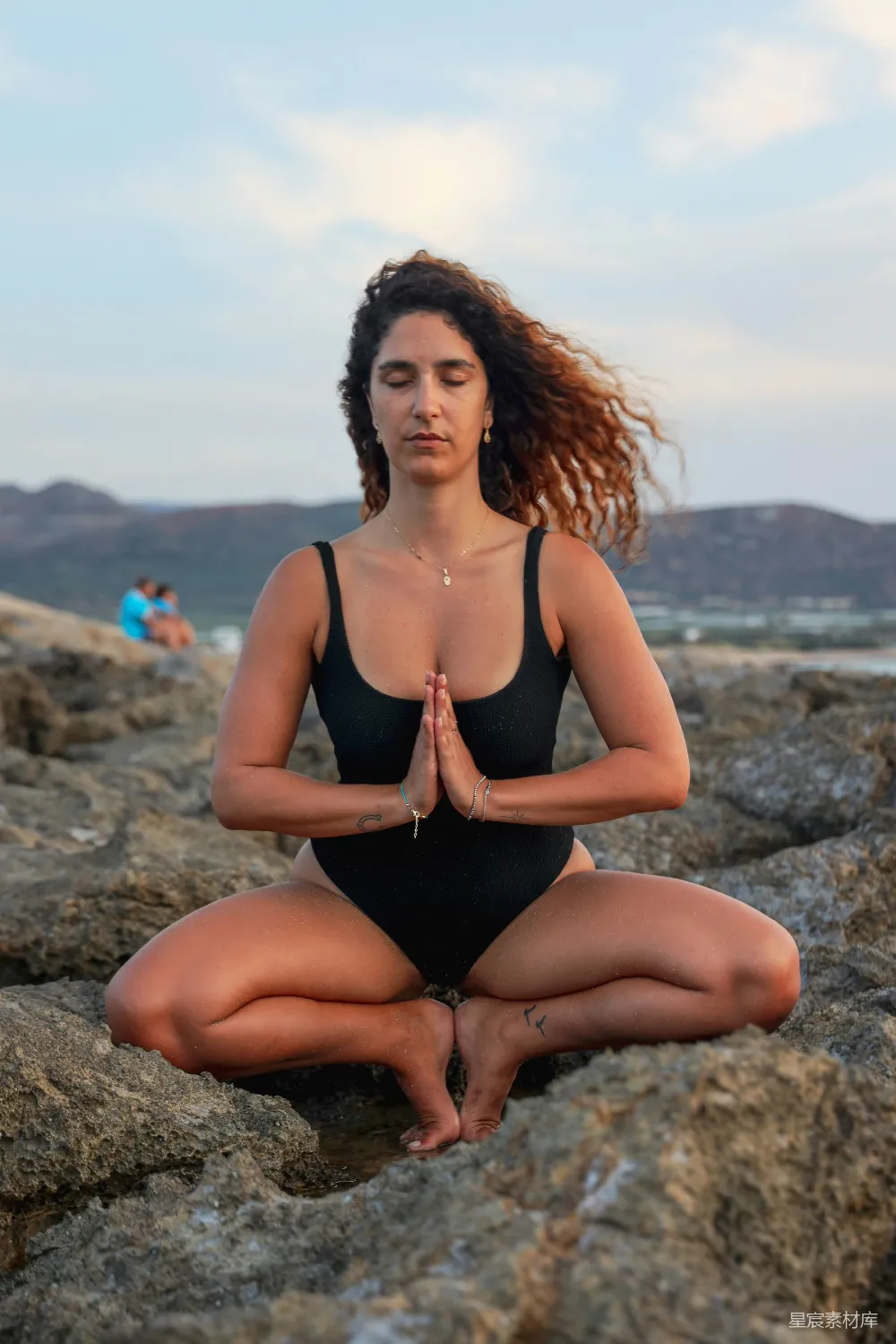 高清摄影  黑色上衣的女人在白天坐在灰色的岩石上