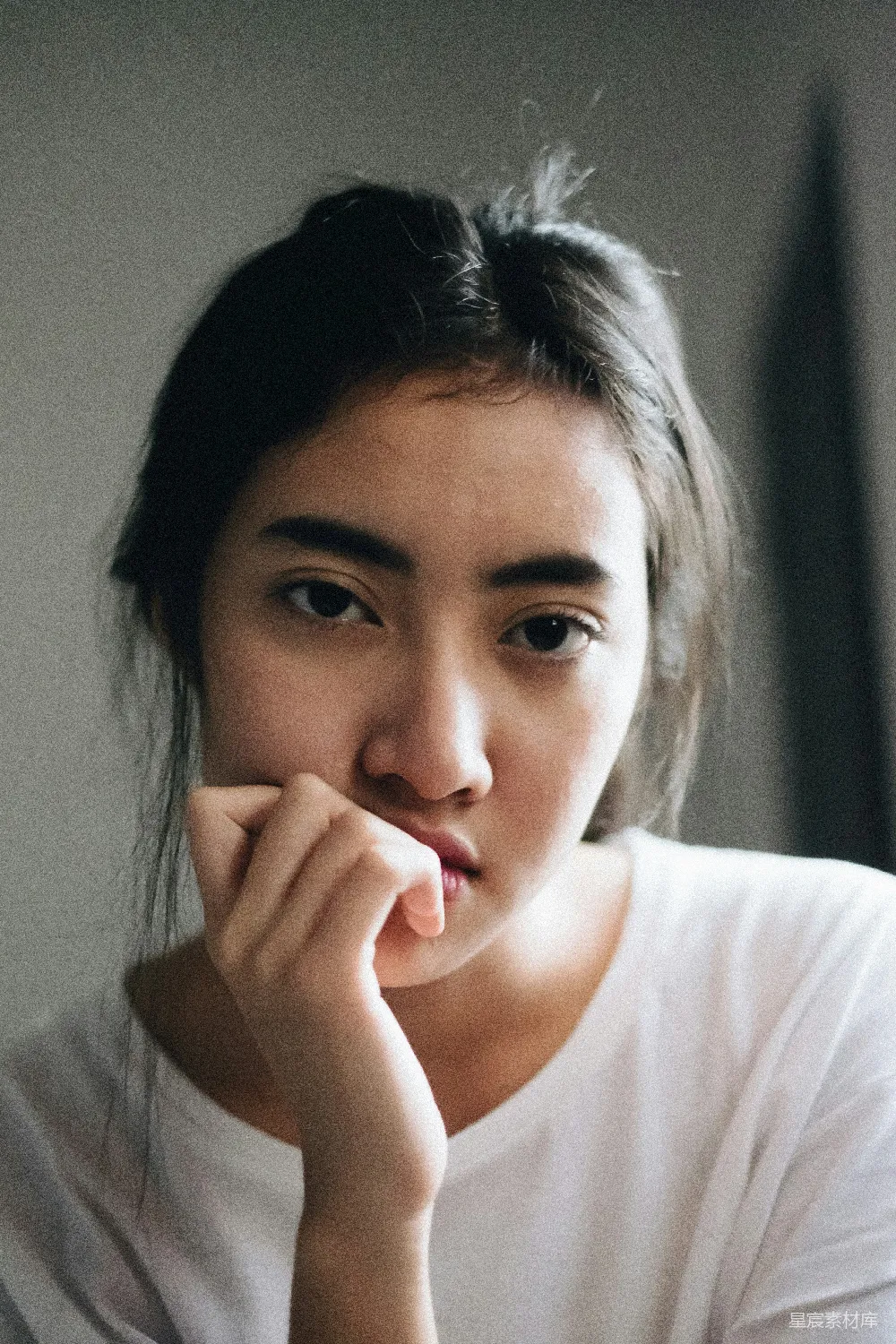 高清摄影  白tee衫女子肖像