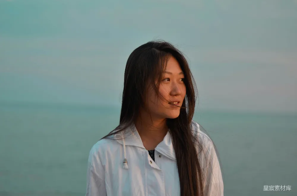 高清摄影 女性白色翻领 hood 帽衫