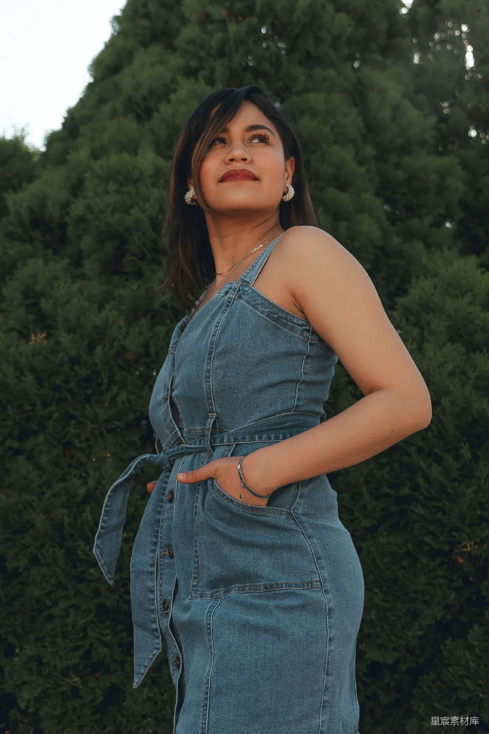 高清摄影 蓝 denim 衬衣的女士