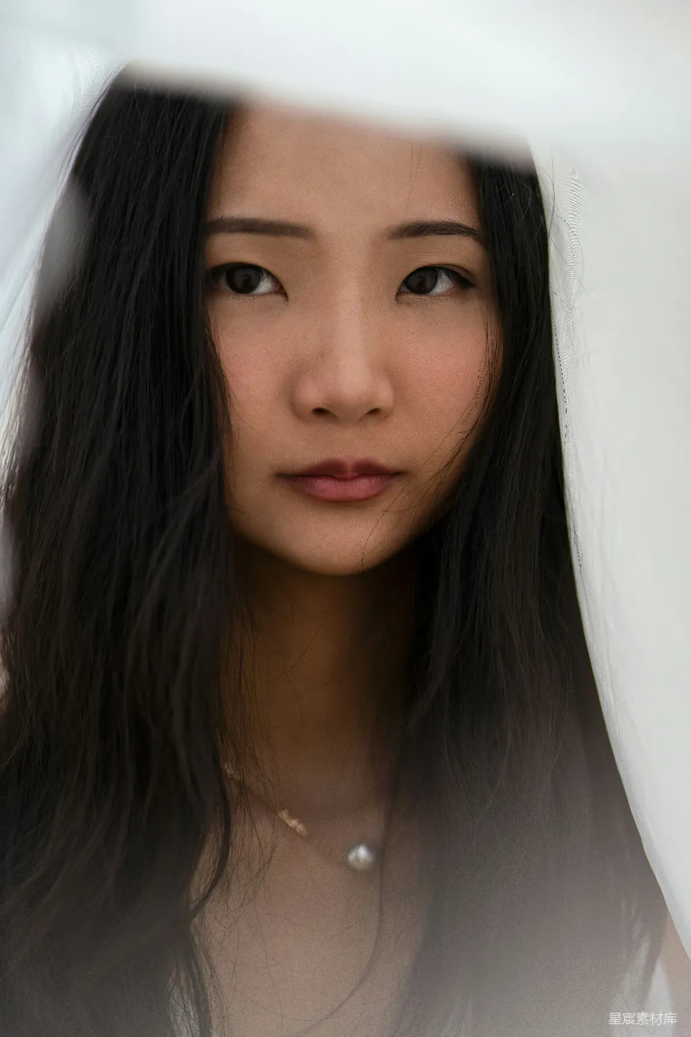 高清摄影 人物 白衬衫女子，佩戴银色项链