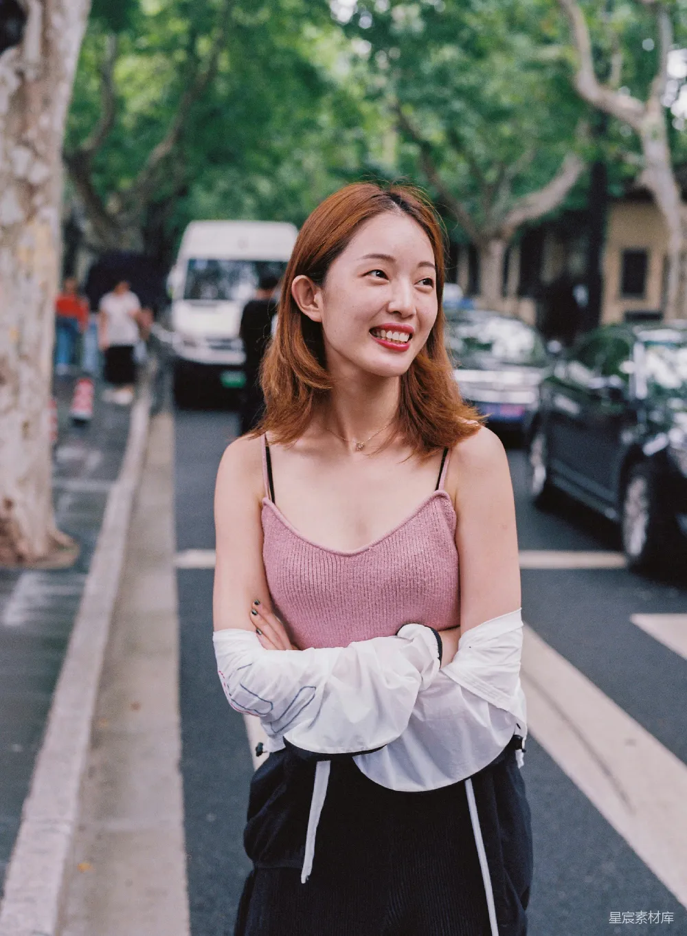 高清摄影  女人站在车辆环绕中大笑