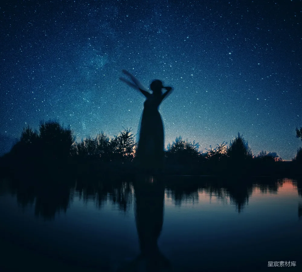高清摄影  夜晚女子站在岩石旁近水体的轮廓